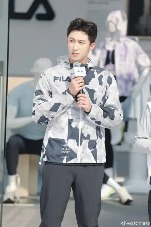 黄景瑜现身南京德基广场##黄景瑜蓝白运动风穿搭##黄景瑜南京