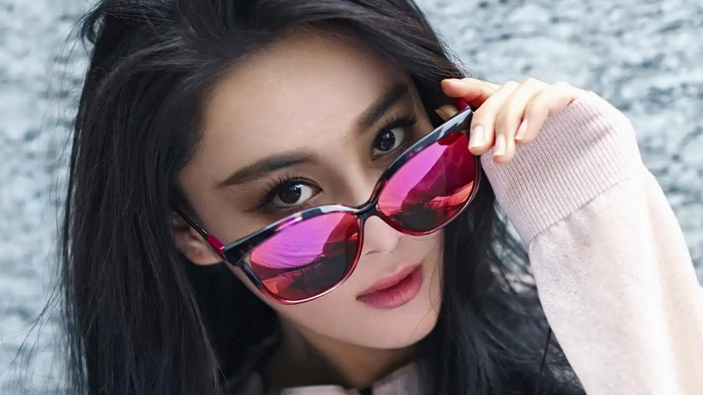 张馨予高清壁纸六组,古装扮相楚楚动人,现代装霸气十足