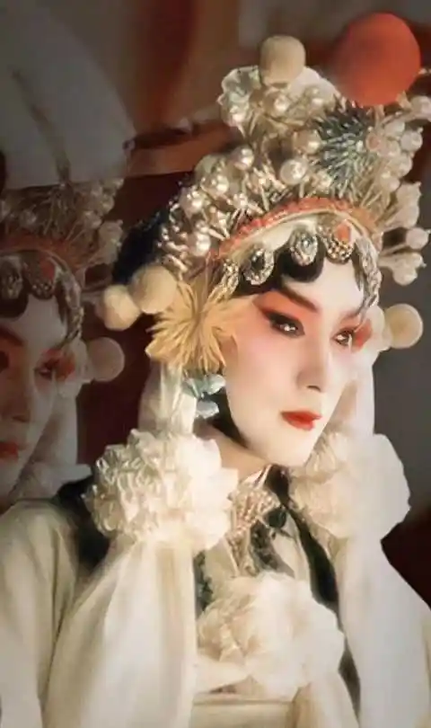 照片来看,张国荣一身白衣,眉眼之间的风情万千,一颦一笑,比当年惊艳