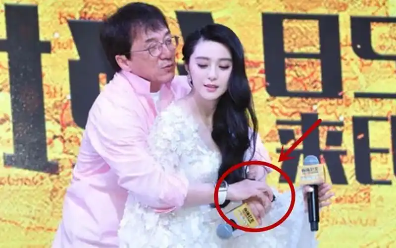 终究还是瞒不住!范冰冰成龙真实关系曝光,网友:怪不得那么亲密