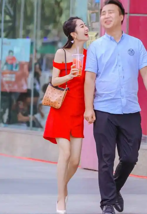 街拍小姐姐疯狂种草肩膀露一半姿势太迷人网友沦陷了