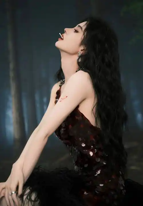 鞠婧祎长发飘飘美背性感写真