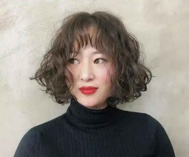 10款适合圆脸的中卷发|圆脸|发型|复古_新浪新闻