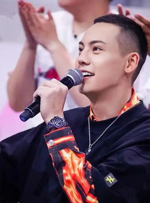 陈伟霆又将头发剪短换成标准板寸头整款发型清爽又帅气