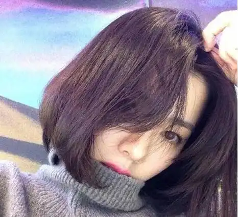 剪短发发尾不一定要打薄,这种略显厚重感的短发让你看起来更温暖,做个