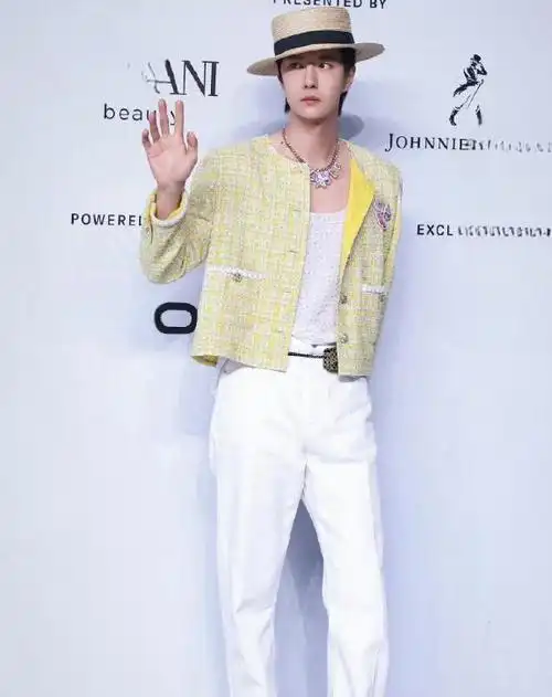 王一博为何轻松穿出香奈儿女装的精髓除了颜值身高还有美人肩