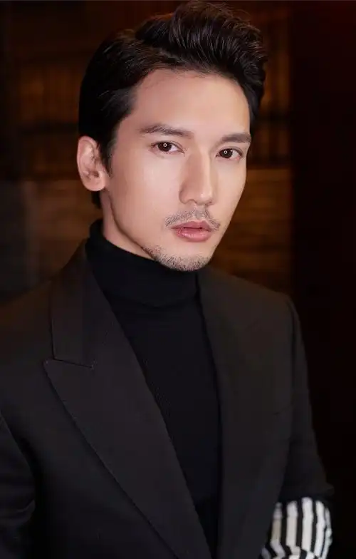 关智斌帅气养眼黑色西装活动照图片