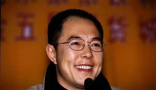 从《还珠格格》走红的张铁林曾经是演艺圈的大红人,备受瞩目.