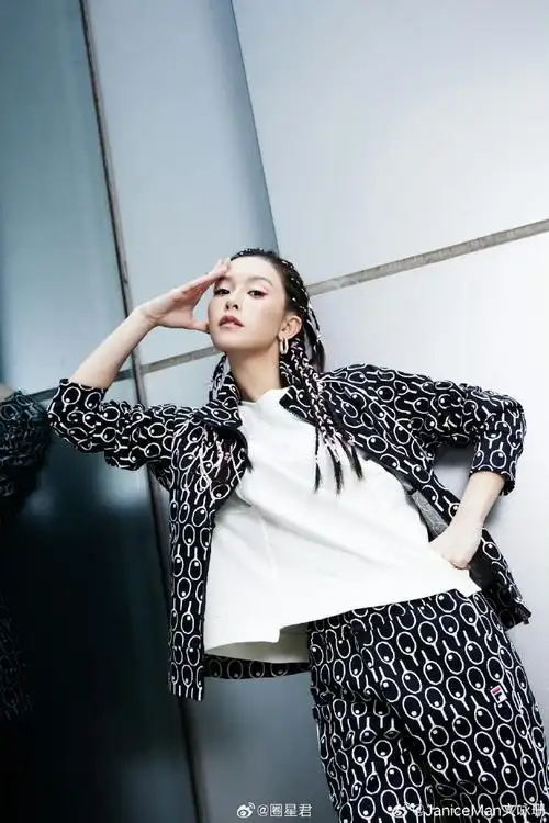 跟姐姐以往的形象大不一样,是酷girl爱了爱了#文咏珊脏辫猫眼妆