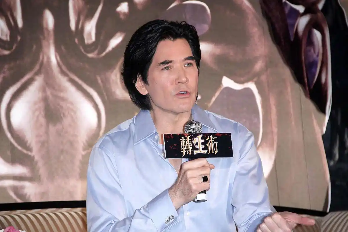 被费翔的商务殷语洗脑了#  《封神第一部》热映:网友被费翔的商务殷