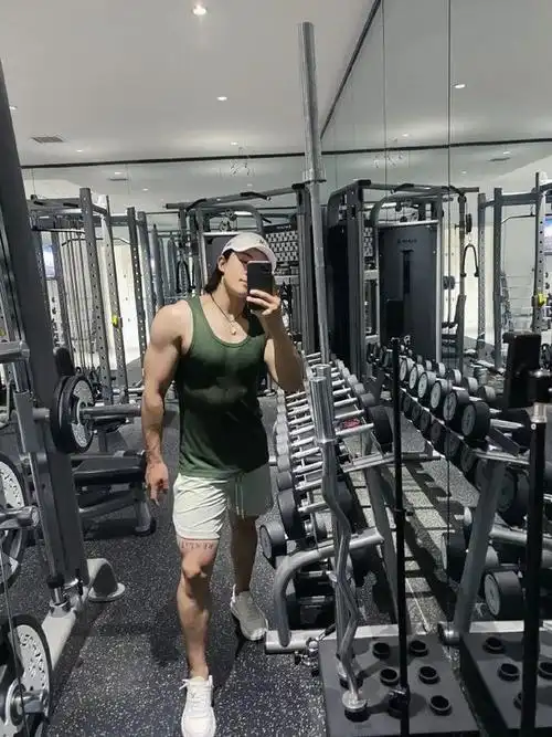 饱满胸肌人鱼线肌肉小狼狗因好身材走红网络颜值肉体均满分