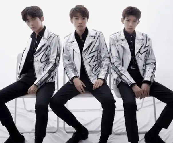 原创王源秀锁骨易烊千玺晒湿发看到王俊凯的眼神一秒沦陷了