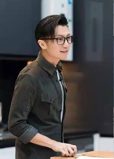 40岁谢霆锋解锁新造型,破洞牛仔 破洞t恤,梳起脏辫潮范十足_时尚_气息