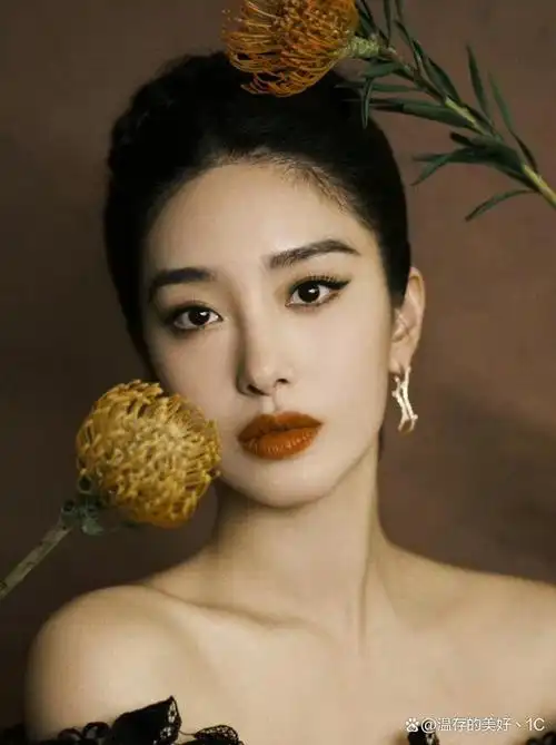 杨采钰黑色抹胸裙写真曝光,优雅矜贵如画