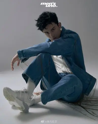 吴磊leo大片造型清新洒脱薄荷绿元素单品散发着浓浓春日气息