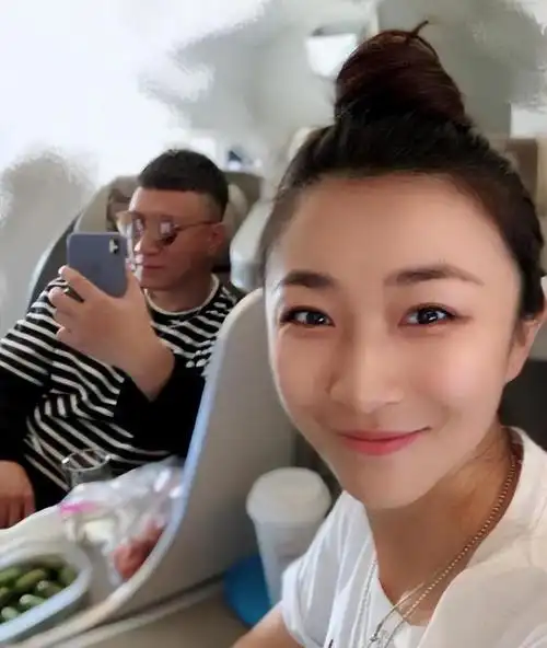 53岁孙红雷带妻女韩国度假获美女粉丝挽手合照笑得满面春风