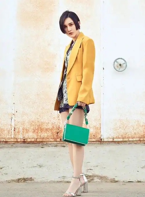 尚雯婕冷酷的脸配上柔和的香芋紫套装帅起来没男星什么事儿了