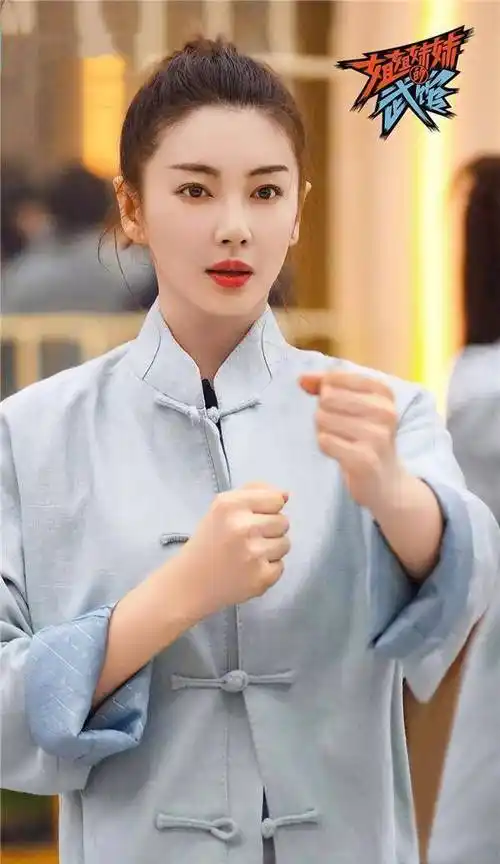 光脚在水里踩鹅卵石搬行李,徒手拍蜘蛛_秦霄贤_梅花桩_郑乃馨