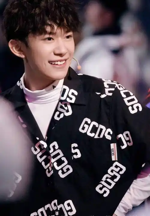 易烊千玺羊毛卷新发型,秒从酷盖变成乖乖小可爱!_男孩_风格_路人