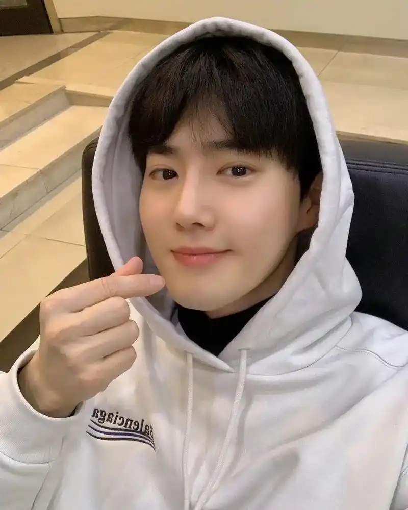 头像照这不就来了吗 #金俊勉 #exo - 抖音