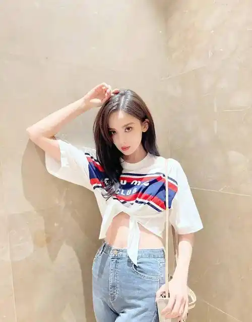 古力娜扎晒日常私服照,身穿露腰白t搭紧身牛仔裤,她的衣品如何_影视剧