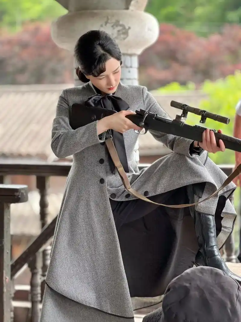 陈小纭 这个民国造型太酷了 一直很喜欢这种民国卷发 感觉很有味道