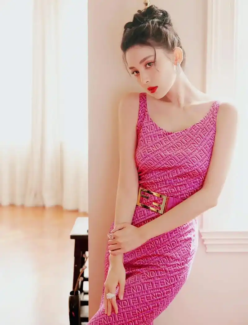 新疆四美古力娜扎古力娜扎性感图片高清大长腿神仙颜值古力娜扎性感腿