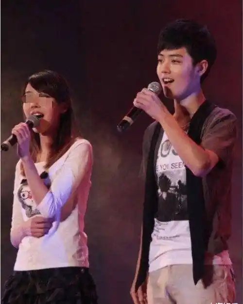 继大学时"黑料"被扒后,肖战更多生活照曝光,长相十分青涩_网友_女朋友