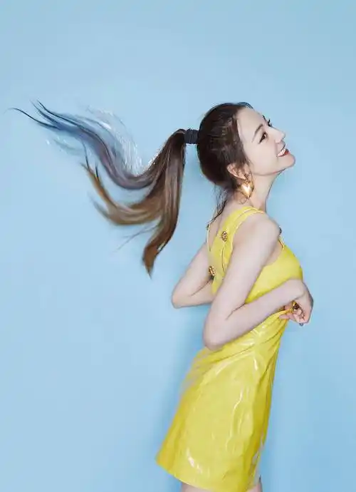 迪丽热巴化身柠檬精,穿皮短裙秀美腿,网友:看腻了_裙子_身材_个性