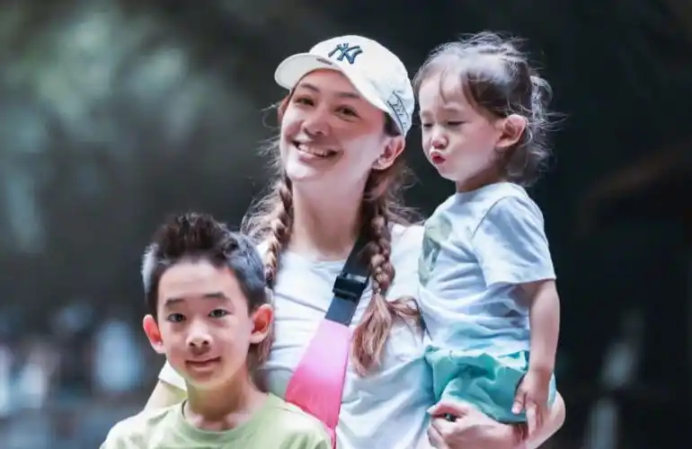 陈小春,最好的等待遇到应采儿,婚后生两子,一家四口其乐融融__财经