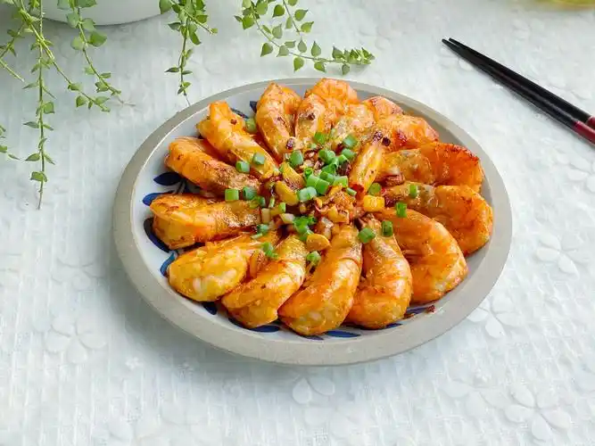 原创家常油焖大虾虾肉入味鲜美咬一口q弹好吃到舔手指