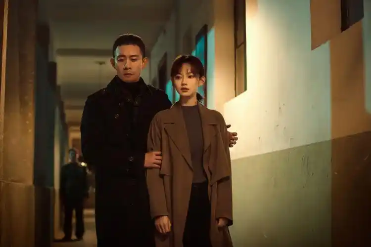 陈雨锶在《他是谁》中合作张译.  受访者供图