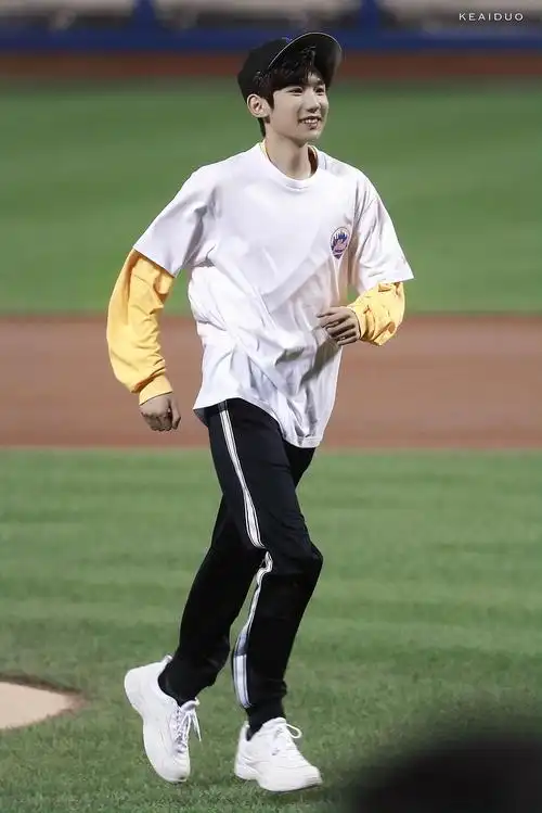 王源为美职棒开球英姿飒爽