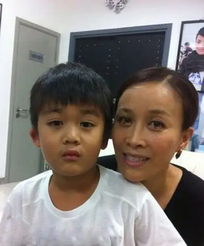 十足的"小师哥" 那英儿子最新生活照曝光(图)