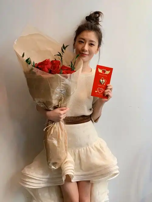 原创45岁贾静雯出发时装周,大衣配牛仔裤颜值似少女,比36岁老公还嫩