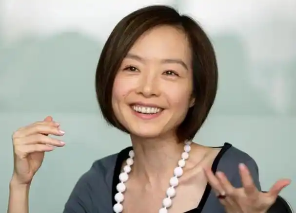 最近,陈鲁豫的一段街拍视频在网上曝光,视频中她在意大利玩街拍,引起