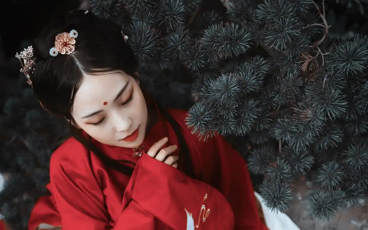 性感红衣古装美女高清桌面壁纸