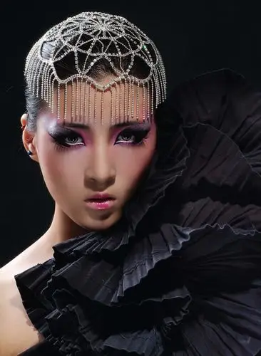 打造时尚个性晚装——影楼化妆造型师必读