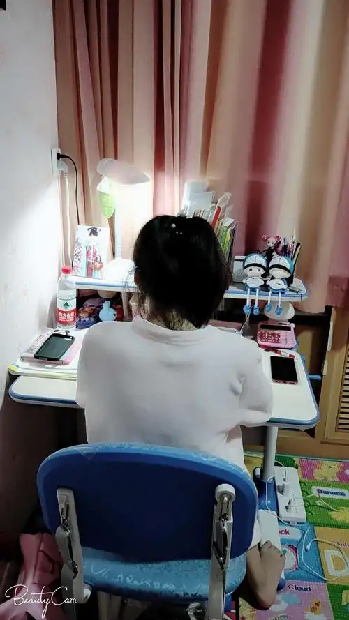 宝贝,你认真看书的背影永远都是妈妈心中最美的画卷