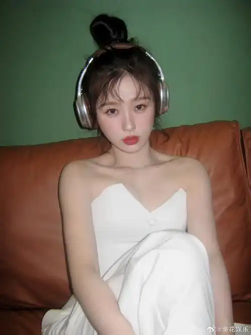 虞书欣水光肌妆容##虞书欣居家丸子头发型