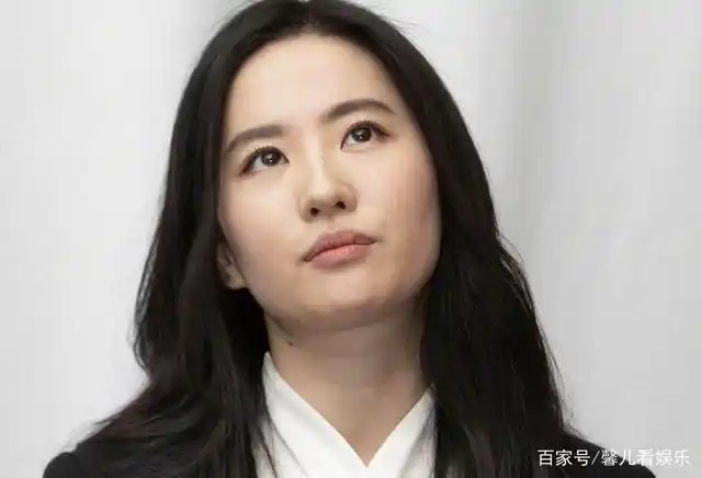 前一段时间刘亦菲就经常被黑"发腮","发胖"这样的通稿,并且还拿出了