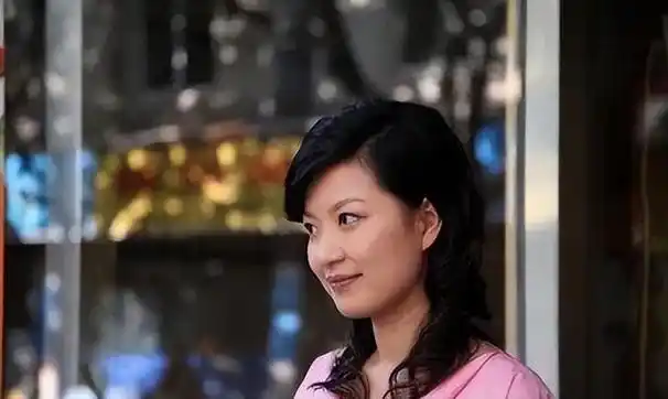 主持人陈蓉,因虚荣醉生梦死,从东方卫视一姐蜕变成过街老鼠