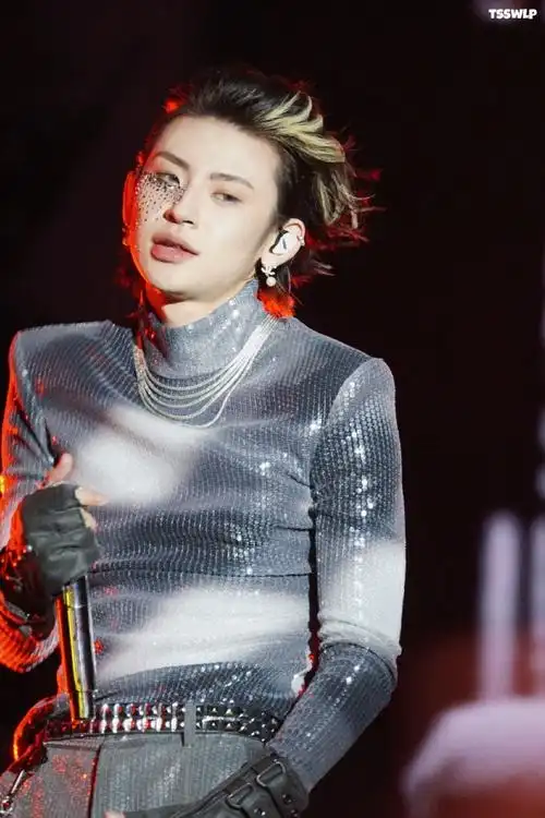 小鬼王琳凯超话#小鬼连唱12首给音乐节一点小震撼#00#舞台是小鬼的