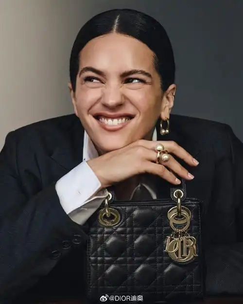 全球品牌大使,格莱美奖得主,创作型歌手rosal01a,瞩目呈现#ladydior