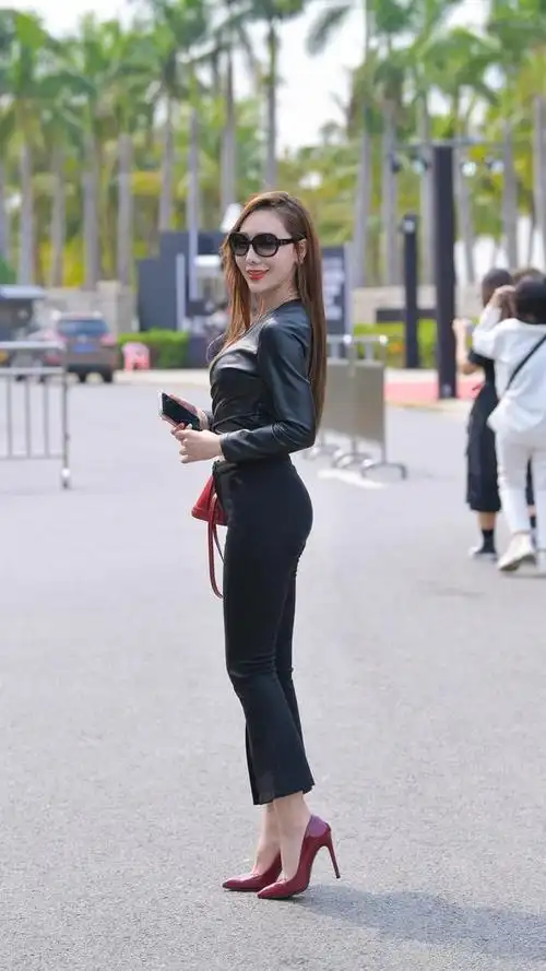 穿着牛仔裤搭配高跟鞋很多人都在穿的组合有很好的减龄效果