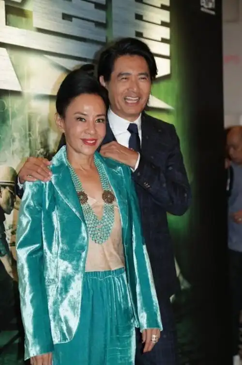 周润发妻子年过60也不老穿绿色西装挺霸气好身材也不输年轻人