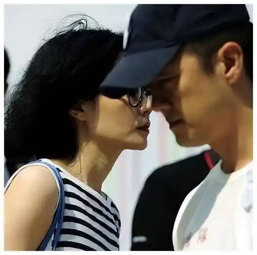 王菲喜获殊荣不要忘记体贴理解李亚鹏也有难处