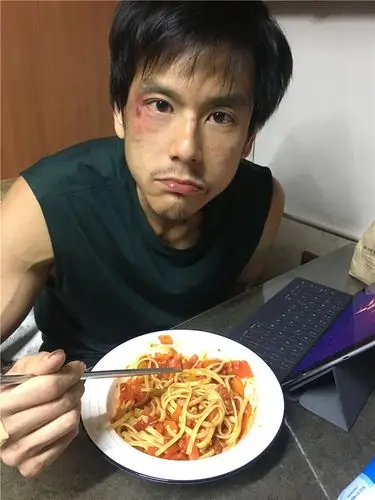 彭于晏为新片吃素半年暴瘦32斤双颊凹陷变化大