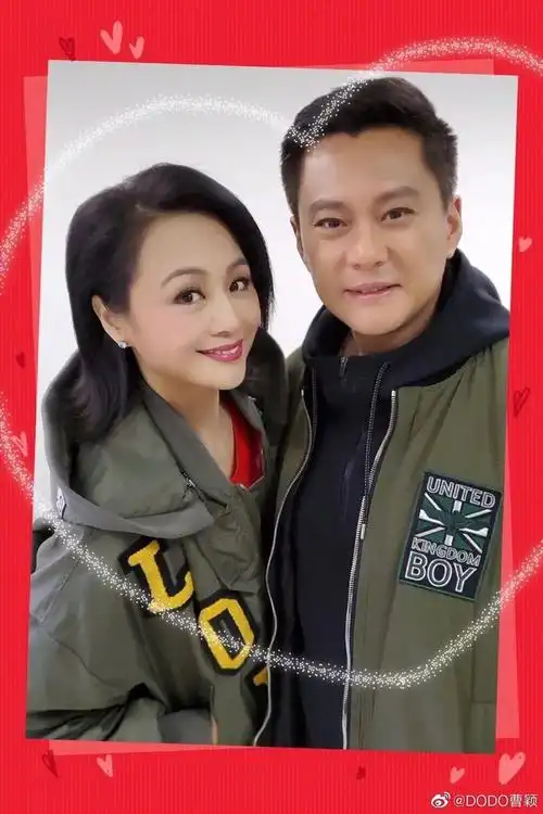 曾为央视最年轻一姐,45岁曹颖回归晒老公恩爱照,8岁儿子超帅气