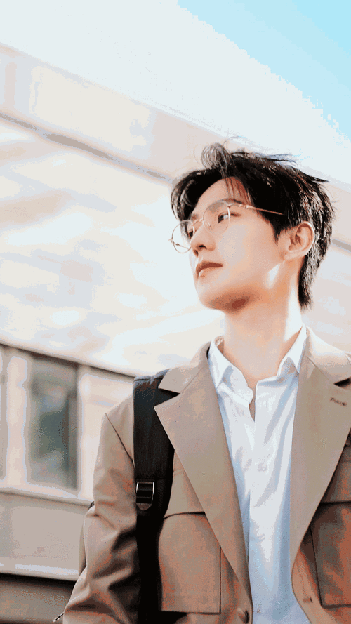 杨洋金丝眼镜梦回于途#杨洋最新物料,金丝眼镜造型梦回于途,一崭鲻